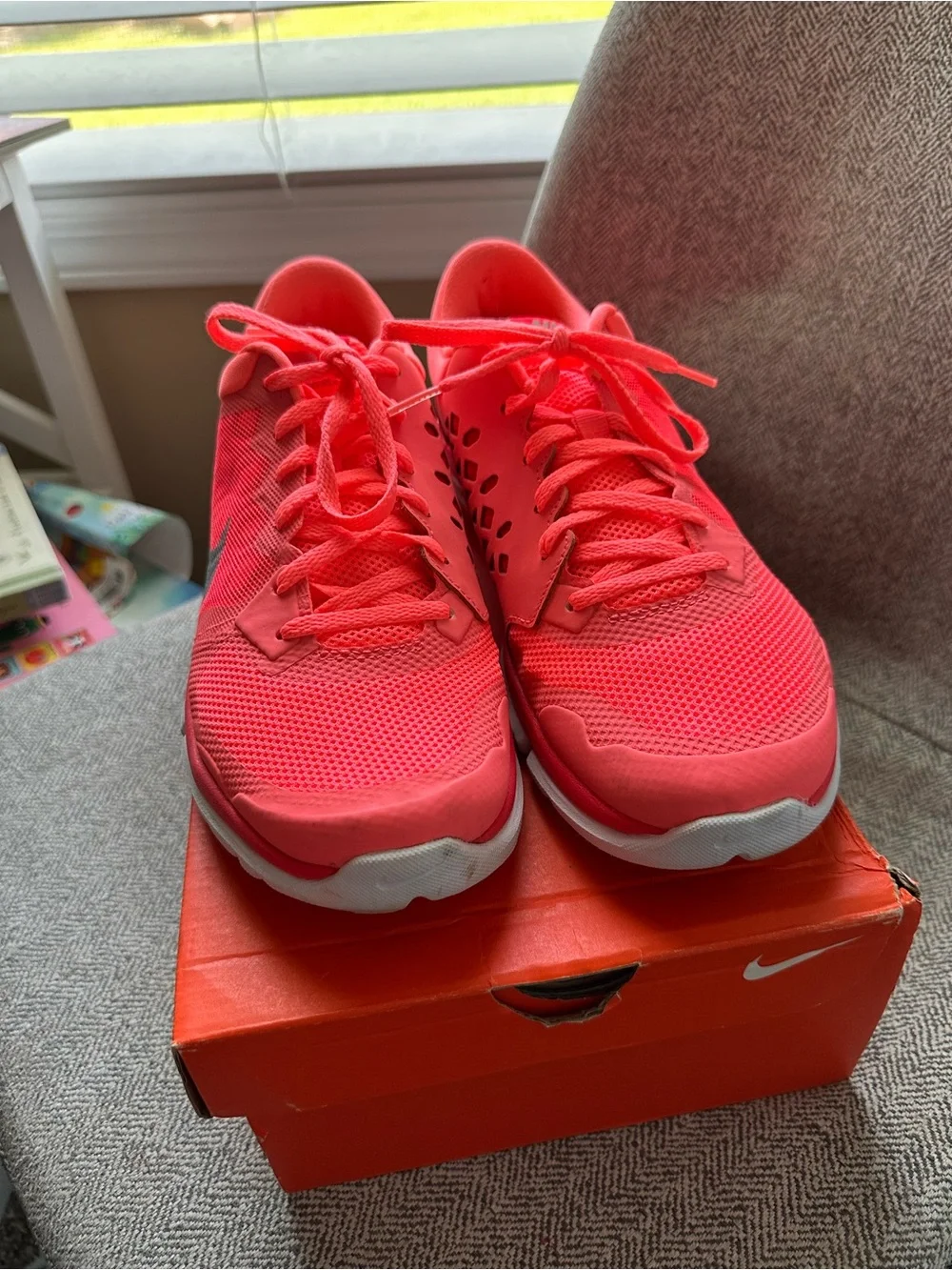Nike Women's Neon Coral Flex 2015 Mesh Running Sneakers Size 10